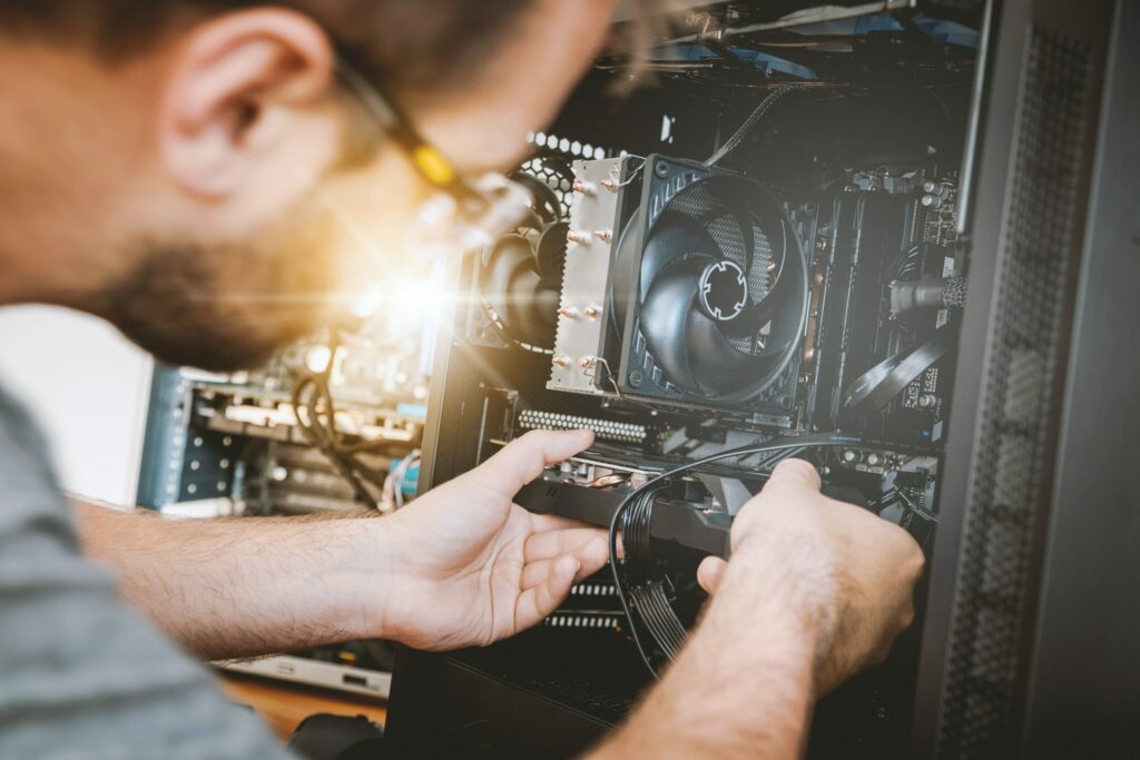 dekoratives Bild, wie ein Mann einen PC baut